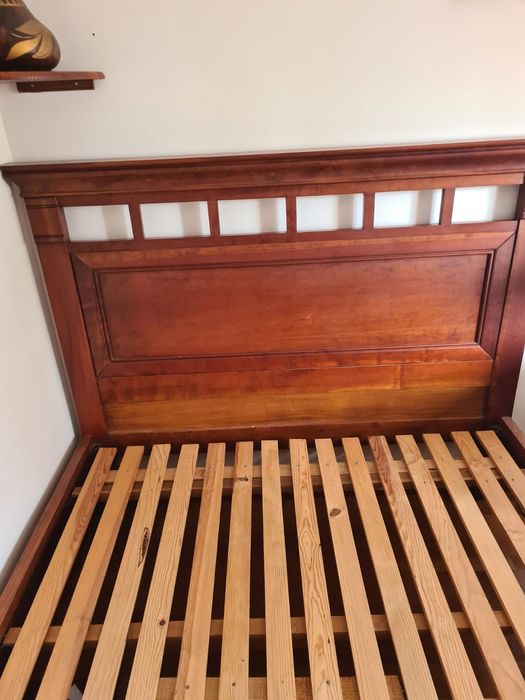 Cama de Casal em Carvalho Maciço - Estrado e Colchão de oferta