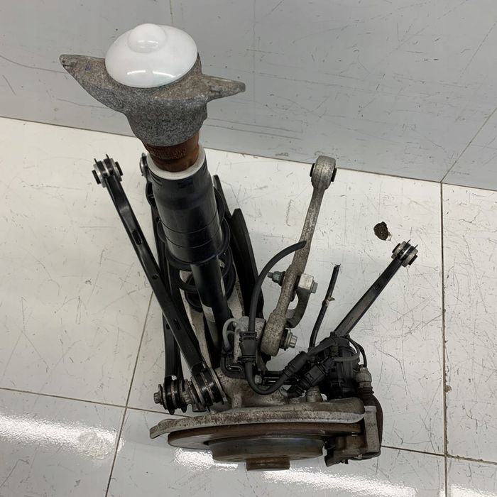 Zwrotnica Tył Prawa Zawieszenie Półoś Wahacze Zacisk Audi A4 B9 22R