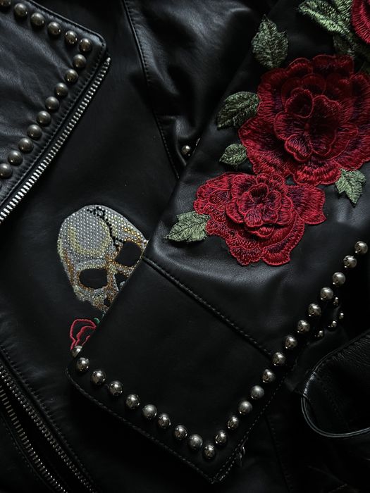 Кожаная куртка с косой молнией и контрастной вышивкой Philipp C.