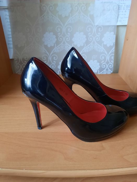 Лаковые лабутены.