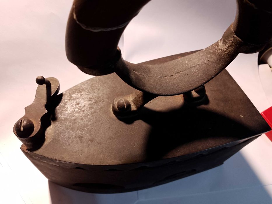 stare żelazko na węgiel, duże masywne