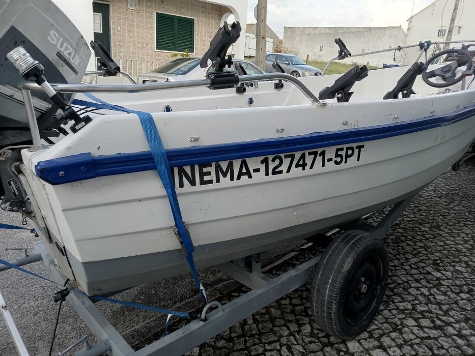 Barco de 5 metros com atrelado novo