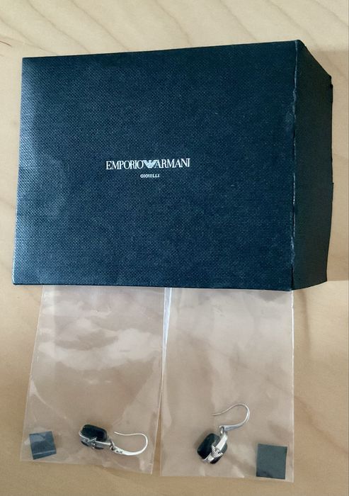 Brincos em prata e ónix da Armani