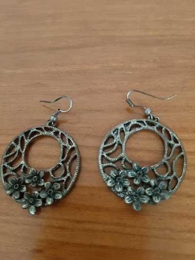 Brincos pretos e brincos com flores