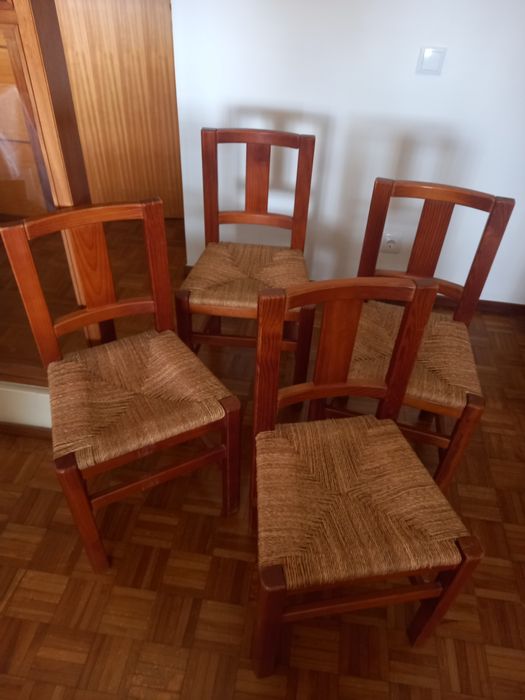 4 Cadeiras em madeira maciça, com assentos amovíveis, feitos em corda