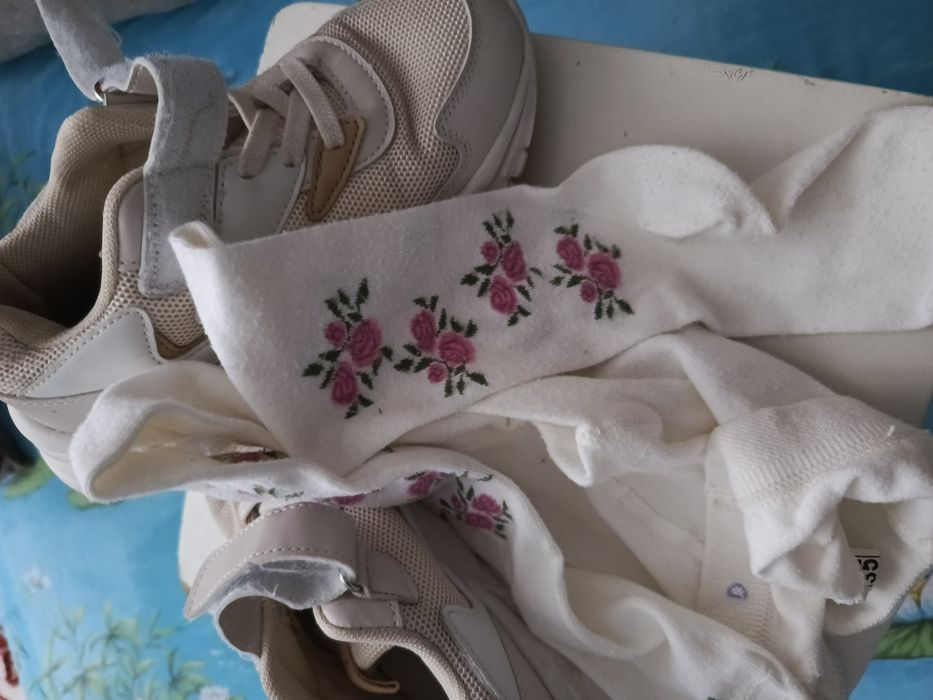 Дитячі кросівки ,колготи