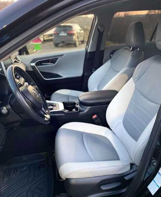 Toyota RAV4 2020 року