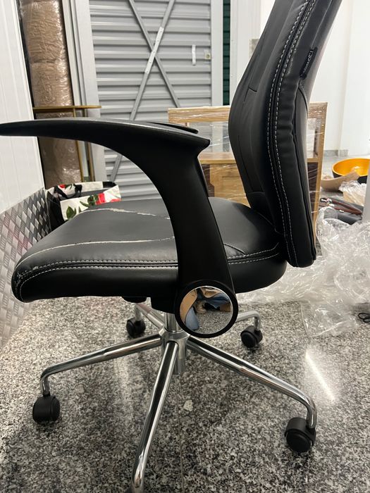 Cadeira de escritório ergonómica preta