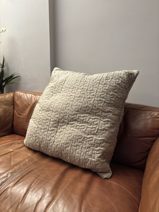 Almofada e fronha em algodão.