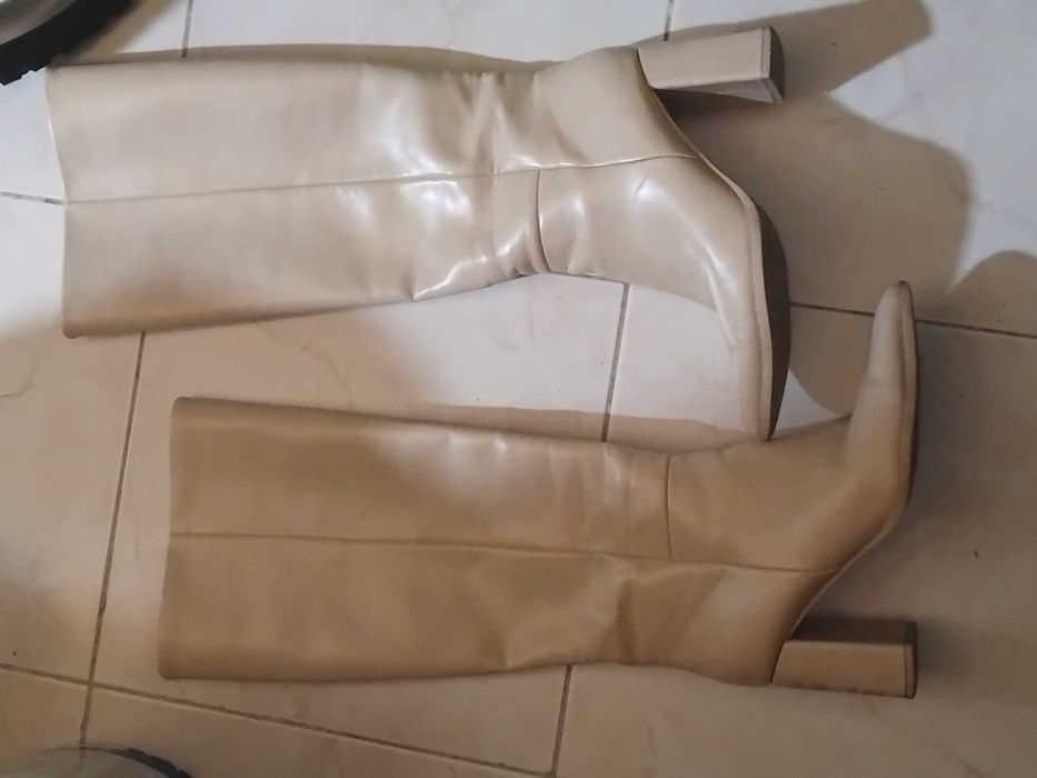 Botas alta com atilhos e botas branco pérola