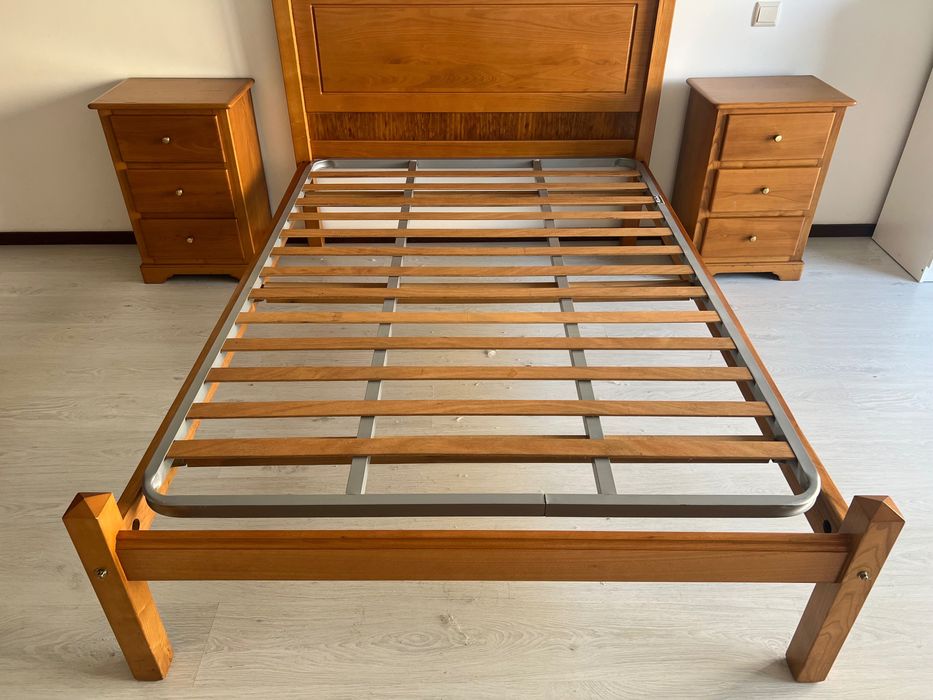 Vende se cama com criados em excelente estado, sem colchão