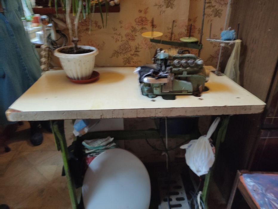 Промышленный оверлок станок на 4 нитки