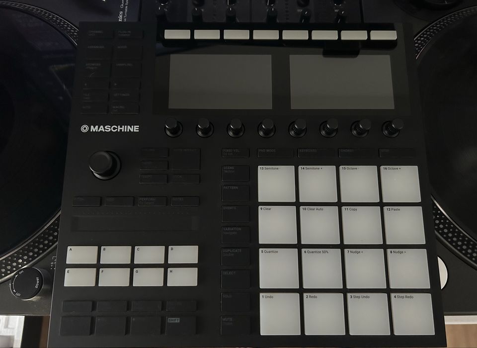 MASCHINE MK3 本体 Native Instruments Maschine MK3 | Gear4music