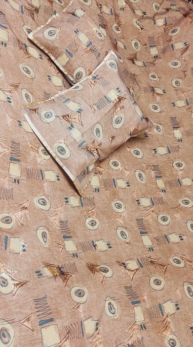 Велике яскраве покривало з наволочками