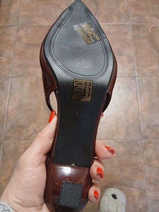 Слингбеки лакированые продам.