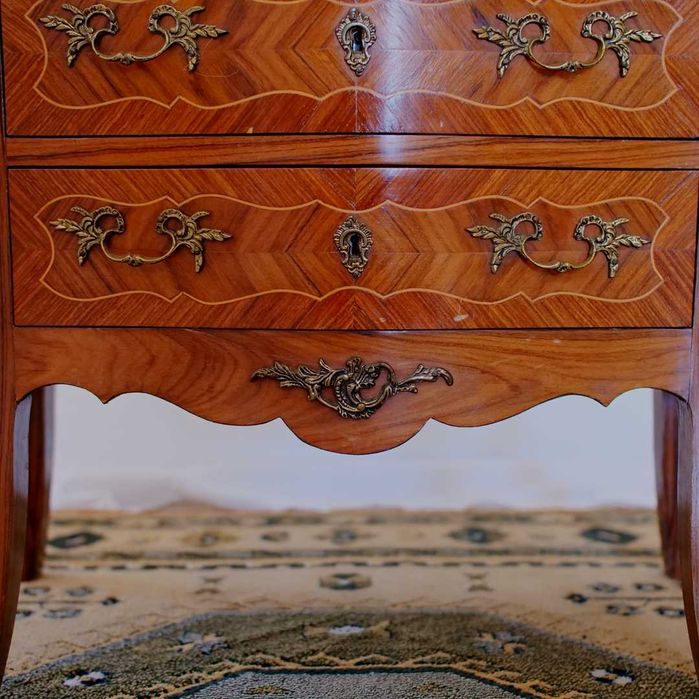 Cómoda Luís XV com 5 gavetas e tampo em mármore