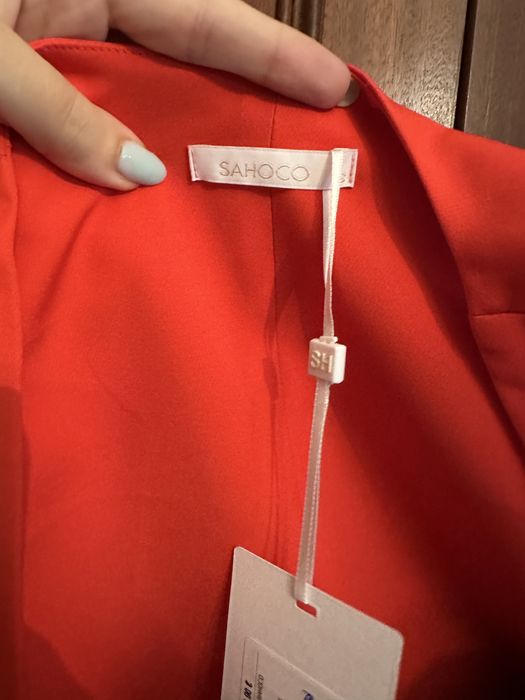 Colete vermelho Sahoco com botões dourados em forma coração