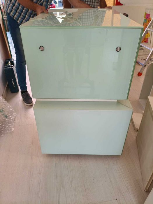 Balcão de atendimento em vidro com luz LED