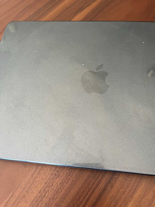 MacBook Air M2 (16GB RAM) Como Novo + Extras (Capa, Mochila, e EarPods NOVOS)