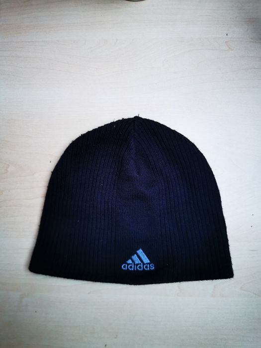 Czapka marki Adidas, używana, w kolorze granatowym. Uniwersalna i stylowa propozycja dla każdego.