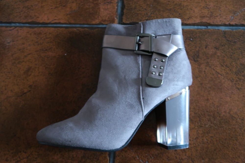 Botas cinzentas novas