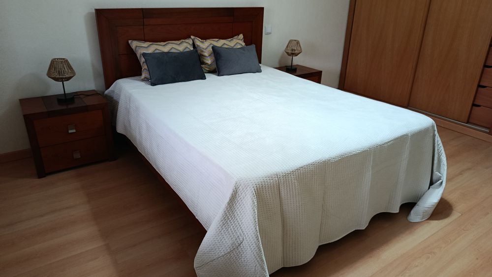 1 Cama de Casal + 1 estrado +  2 mesinhas de cabeceira