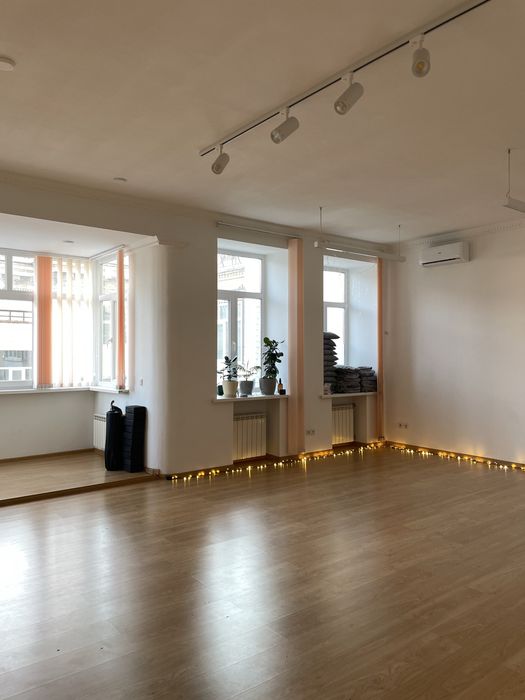 3 хв від метро Оренда світла студія зал погодинно центр йога танці