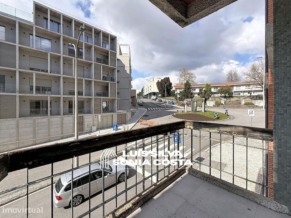 Apartamento T4 Totalmente Remodelado com 2 Varandas e Elevador –...