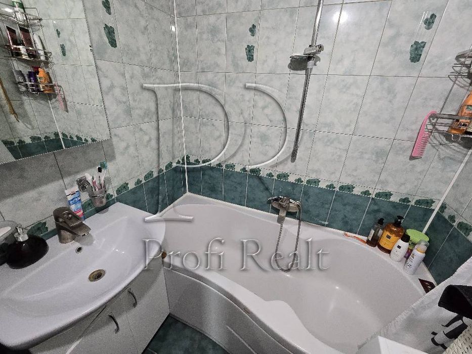 Продаж 2 кімн. квартири на Теремках вулиця Луценка 5