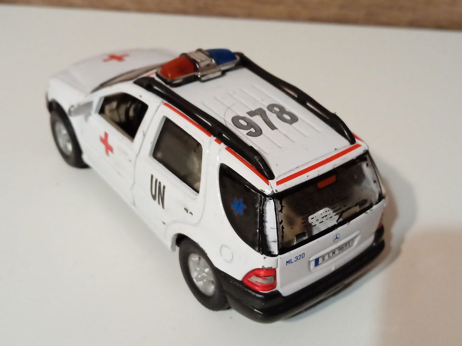 model Mercedes ML320 ambulans