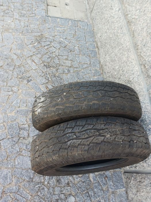Vendo pneus semi-novos 195/80/15 Toyo