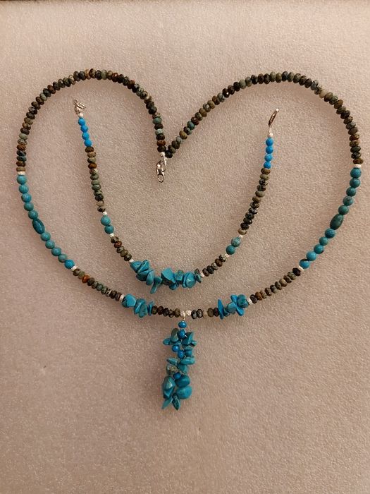 Komplet biżuterii wykonany z naturalnych kamieni