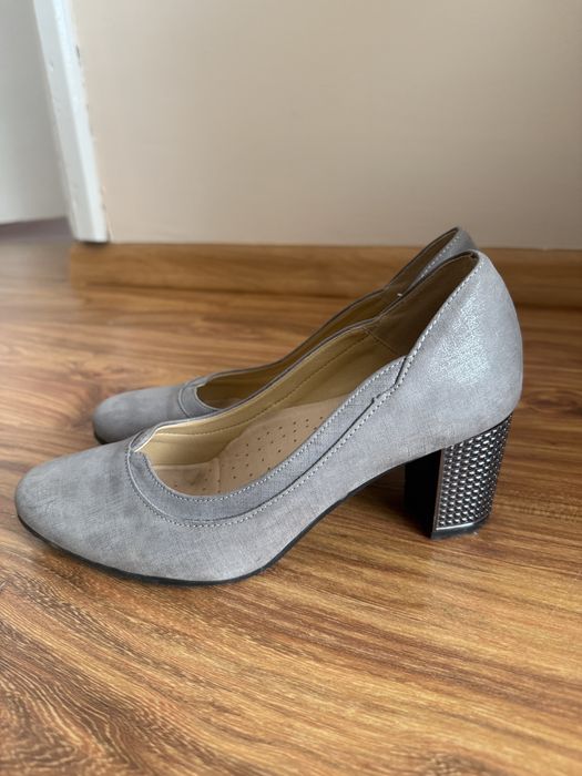 Buty czólenka na słupku  zamszowe