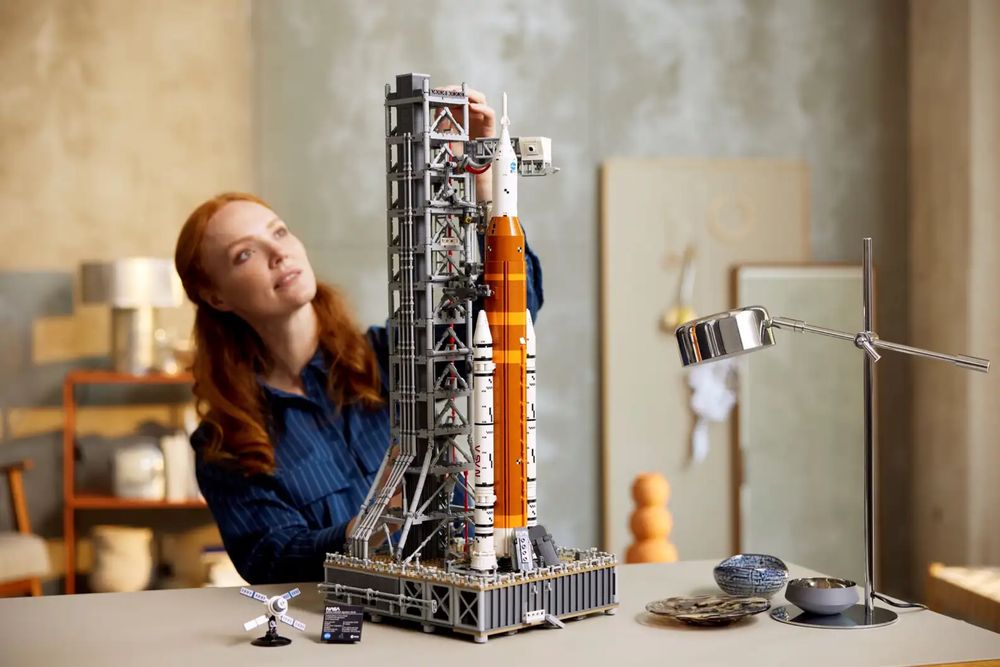 Конструктор LEGO  Система космічного запуску NASA «Артеміда», 10341.