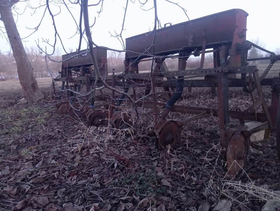 Механічна сівалка для посіву кукурудзи та соняшнику