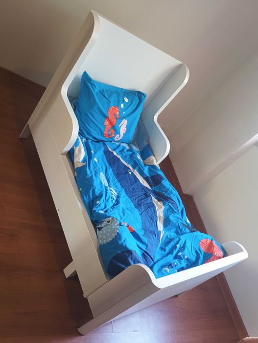 Cama de criança com colchão e resguardo