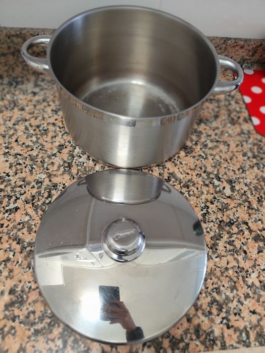 Panela inox bem conservada.