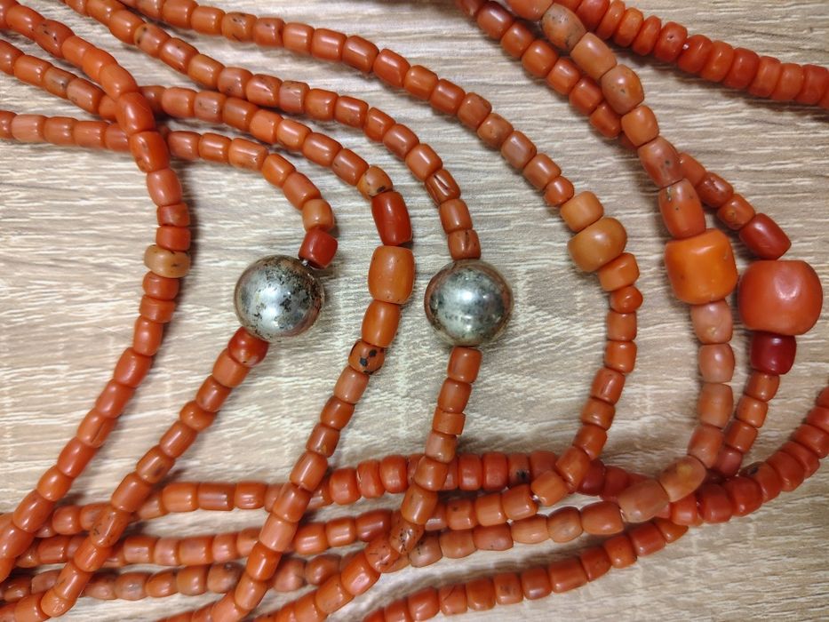 Старовинні коралові буси