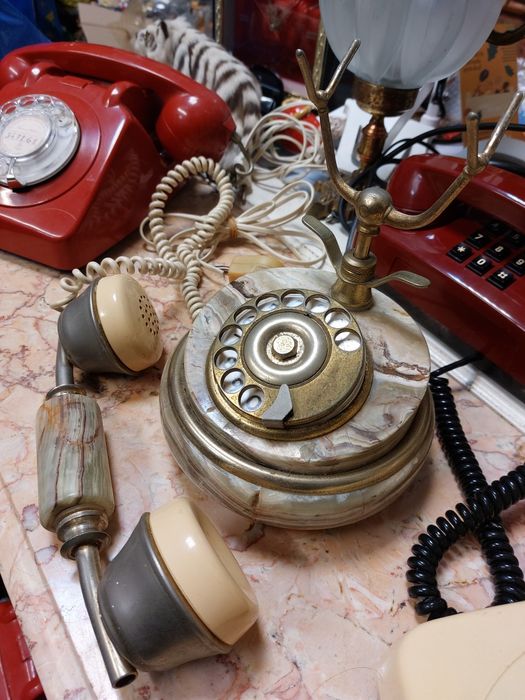 Telefone antigo em latão e ónix 

A base e o suporte do ausculta