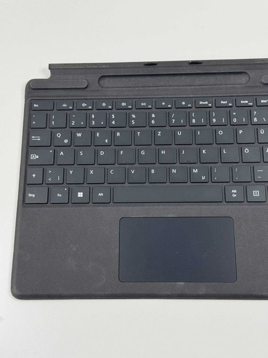 Чохол-клавіатура Microsoft Surface Pro Signature Keyboard QWERTZ Black (з тачпадом, німецька розкладка)