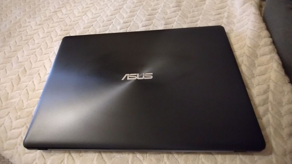 Vendo notebook Asus usado com a caixa . € 115,00