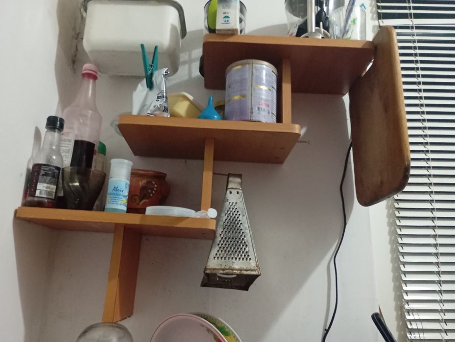 Полка дерев'яна на стіну з поличками.вмістка і удобна.