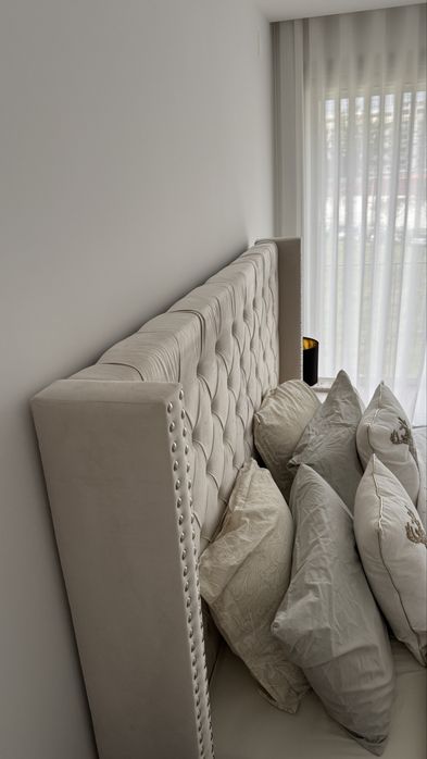 Cama veludo com colchão novo e cómodas