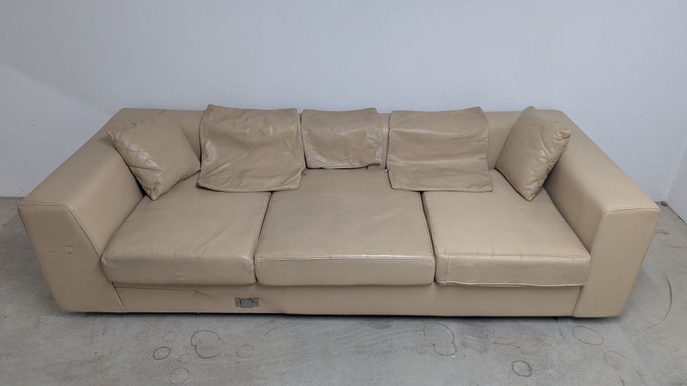 Sofá de três lugares em pele