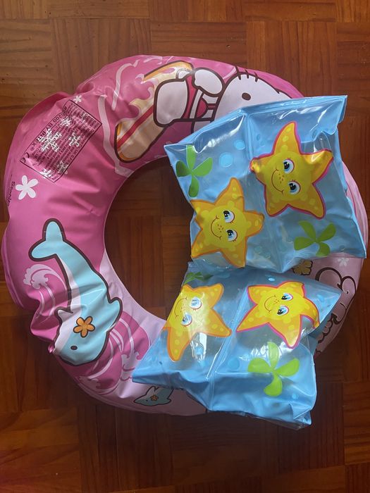 Uma boia e doas bracadeiras