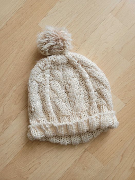 Piękna kremowa czapka