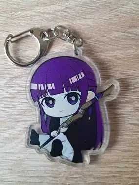 Dwa breloczki akrylowe z Frieren oraz Fern z mangi Frieren