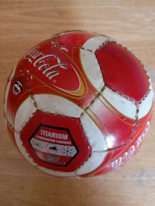 Bola pequena da Coca Cola, alusiva ao  Euro 2004.
