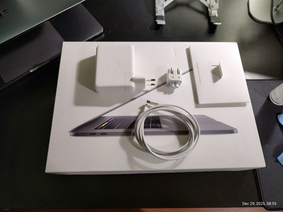 MacBook Pro 15 2019 2,3 GHz i9 16GB 4GB-video 512GB