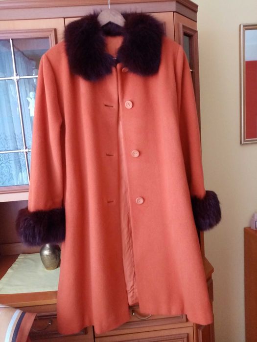 Pomarańczowy płaszcz z obszyciem z lisa CORA 48/20